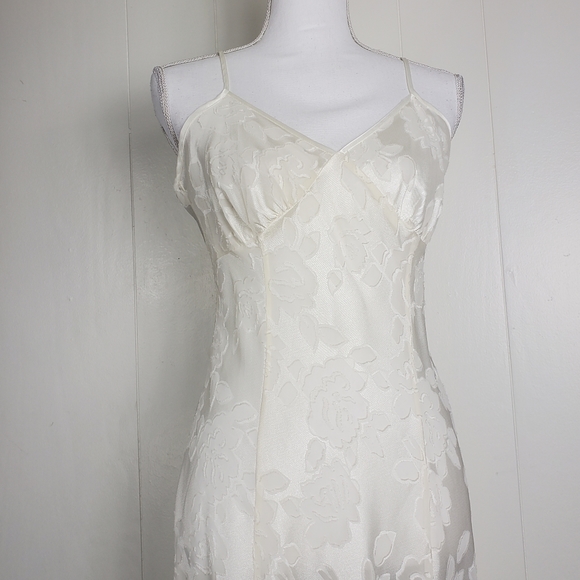 Vintage gold label  nightgown with 23.5" slit, subtle floral sexy chemise medium - Picture 10 of 13